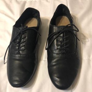 Women’s black Oxford shoes